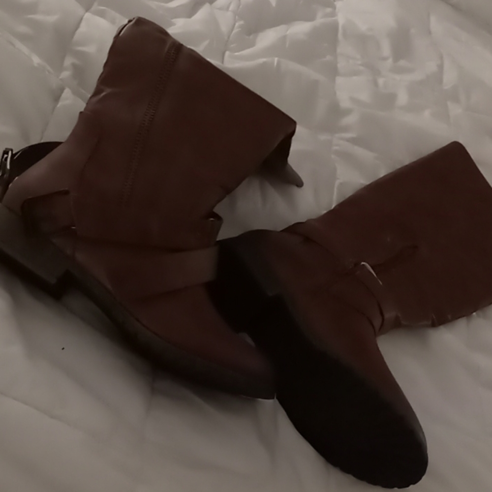 Woman's size 7 boots